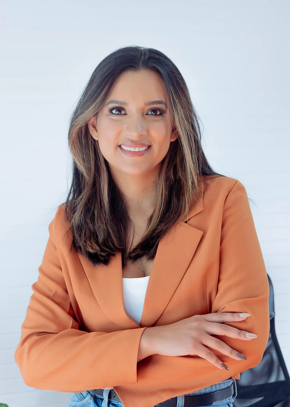 Marlu Sutachán Sánchez, Contador Auditor, sonriendo con los brazos cruzados