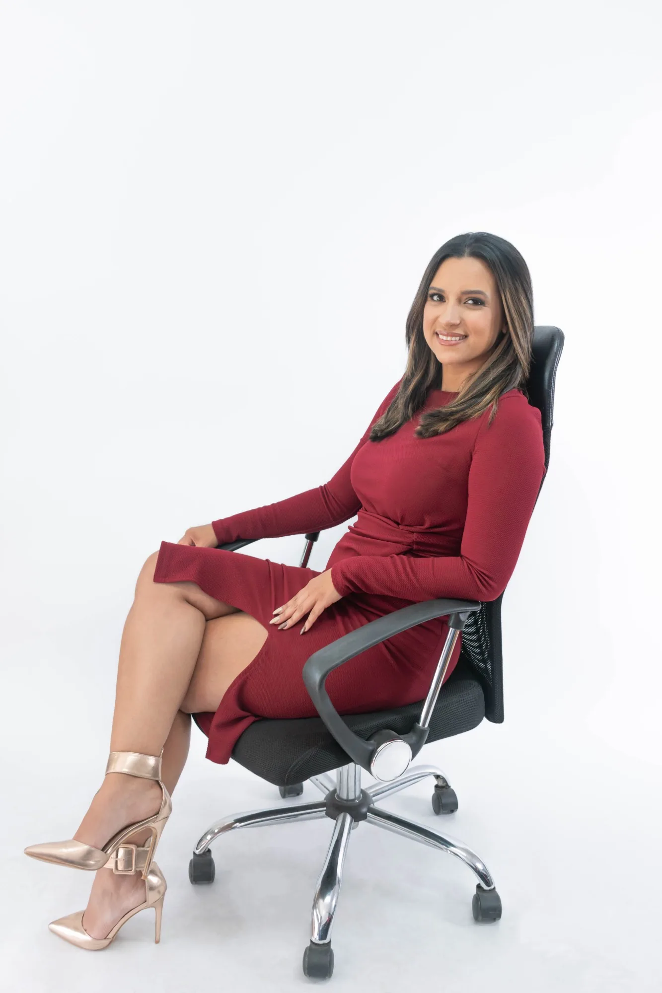 Marlu Sutachán sentada en su silla de oficina